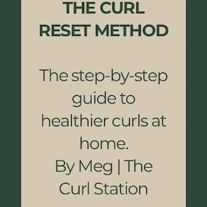 Puede incluir: Un letrero informativo rectangular con fondo beige y borde verde oscuro. El texto dice: THE CURL RESET METHOD, The step-by-step guide to healthier curls at home. By Meg | The Curl Station, y el logotipo The Curl Station.