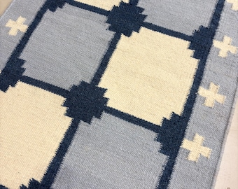 Ręcznie tkany geometryczny kilim z bordiurą – błękit nieba i granat