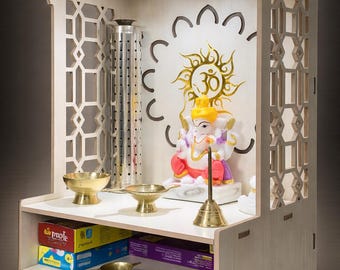 Houten Pooja-tempel met Om-ontwerp, led-verlichting, opbergplank, traliepanelen