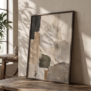 Peut inclure: Une œuvre d'art murale abstraite encadrée composée d'un collage de textures de papier déchiré dans des tons neutres de beige, crème, anthracite et vert olive. La composition inclut des dessins au trait de plantes, un cercle doré et du texte japonais.