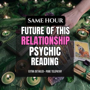 Può includere: Un annuncio per un servizio di lettura psichica con carte dei tarocchi, candele verdi e cristalli su un tessuto verde. Il testo recita: SAME HOUR FUTURE OF THIS RELATIONSHIP PSYCHIC READING EXTRA DETAILED - PURE TELEPATHY.