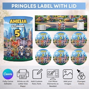 Puede incluir: Una plantilla digital para etiquetas y tapas de Pringles con el texto AMELIA IS TURNING 5, decorada con personajes animales de dibujos animados en una ciudad. Incluye un c&oacute;digo de barras, dise&ntilde;os de tapas circulares e iconos de edici&oacute;n.