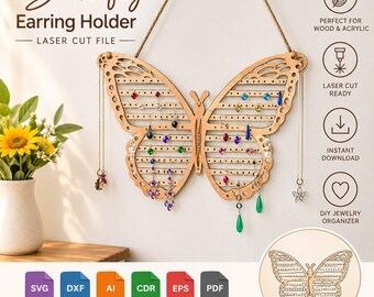 Puede incluir: Un soporte para pendientes de madera con forma de mariposa y filas horizontales de pequeños agujeros, colgado de una cuerda. El texto dice Butterfly Earring Holder Laser Cut File, con iconos de madera, láser, descarga y organizador de joyas.