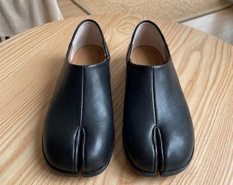 Zapatos Tabi de cuero con estilo, planos con punta dividida, estilo minimalista japonés, color negro, blanco y caqui.