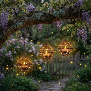 Puede incluir: Tres faroles esféricos colgantes con luces cálidas y brillantes. Los faroles están suspendidos de una rama de árbol con glicinas moradas. Los faroles tienen un diseño de jaula de metal y contienen velas encendidas, creando un ambiente acogedor.
