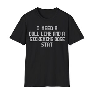 以下が含まれることがあります： 「I NEED A DOLL LINE AND A SICKENING DOSE STAT」と白のピクセルテキストがプリントされた黒いTシャツ。クルーネックのTシャツは普段使いに最適です。