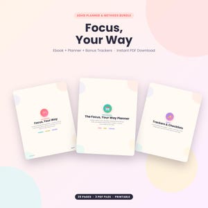 Peut inclure: Un ensemble de planificateurs et méthodes TDAH comprenant trois couvertures de documents sur fond crème clair avec des accents pastel. Le texte indique Focus, Your Way, The Focus, Your Way Planner et Trackers & Checklists, avec 35 pages et 3 fichiers PDF.