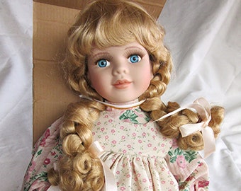 Avon porcelain Special Memories doll, Sarah Rose