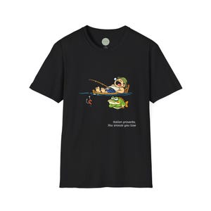 Może przedstawiać: Czarny t-shirt z kreskówkową ilustracją śpiącego wędkarza. Obrazek zawiera rybę i tekst "Italian proverbs, You snooze you lose."