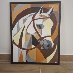 Può includere: Dipinto astratto di una testa di cavallo in stile geometrico. L'opera presenta un cavallo bianco con una briglia marrone, su uno sfondo di forme marroni, beige e grigie. Il dipinto è incorniciato in nero.