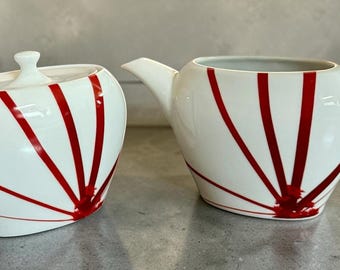 Juego de azucarero y jarra para crema Mikasa Pure Red SL-134 con tapa.