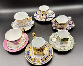 Coleção de xícaras e pires em miniatura "Rococó" da Vintage Past Times - Em perfeito estado, com caixas originais.