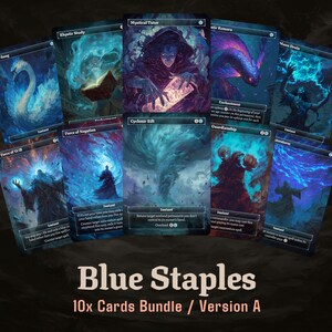 Op de afbeelding: Een bundel van tien blauw gethematiseerde ruilkaarten, met fantasy-kunst en tekst. De kaarten tonen verschillende illustraties van mythische wezens en magische scènes. De tekst "Blue Staples" en "10x Cards Bundle / Version A" zijn zichtbaar.