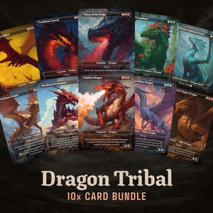 Puede incluir: Un paquete de diez cartas coleccionables de fantasía con varios dragones en colores vibrantes. Cada carta muestra una ilustración de dragón única con texto, incluyendo las palabras "Dragon Tribal" y "10x CARD BUNDLE".