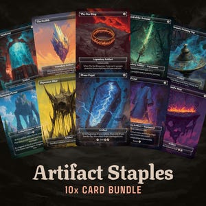 Puede incluir: Un conjunto de diez cartas de artefactos de Magic: The Gathering, con diversas ilustraciones de fantasía y nombres de cartas. Las cartas incluyen "The One Ring" y "Mana Crypt", con el texto "Artifact Staples 10x CARD BUNDLE" en la parte inferior.