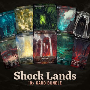 Puede incluir: Un conjunto de diez cartas de arte de fantasía, cada una con una escena de paisaje única. Las cartas muestran varios entornos, incluyendo un jardín de templo, un pantano y un bosque. El texto "Shock Lands 10x Card Bundle" está en la parte inferior.