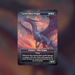 以下が含まれることがあります： Ancient Silver Dragonと題された長方形のトレーディングカード。鮮やかなオレンジと紫の夕焼け空を背景に、翼を広げて飛ぶ大きなメタリックシルバーのドラゴンが描かれています。カードにはゲームルール、8/8のステータス、コストが記載されています。