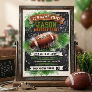 Peut inclure: Une carte d'invitation d'anniversaire rectangulaire dans un cadre en métal rustique avec un ballon de football, des éclaboussures d'aquarelle verte et des schémas de jeu blancs. Le texte indique : IT'S GAME TIME! JASON BIRTHDAY BASH! JOIN US TO CELEBRATE, TOUCHDOWN TURNS 10!