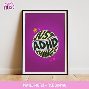 Peut inclure: Une affiche rectangulaire encadrée avec un fond violet profond présentant un graphique circulaire central. Le cercle contient des rayures horizontales ondulées jaune clair et vert clair avec le texte noir JUST ADHD THINGS. De petites étoiles jaunes, une étoile rose et un cœur rouge entourent le cercle.