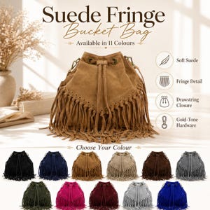 Peut inclure: Un sac seau en daim frangé de couleur beige avec une fermeture à cordon et une quincaillerie dorée. Le sac présente des détails de franges et est disponible en 11 couleurs. Le texte sur l'image indique "Suede Fringe Bucket Bag" et "Available in 11 Colours."
