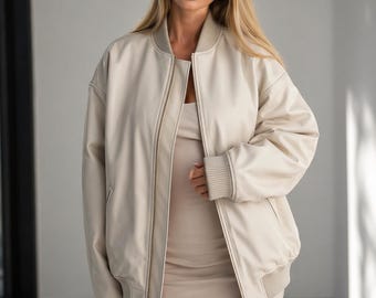 Chaqueta bomber de cuero color crema extragrande para mujer, chaqueta de lujo minimalista, abrigo de cuero auténtico, chaqueta de estilo urbano, conjunto suave y neutro.