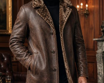 Lång läderkappa i sliten brun herrmodell, trenchcoat i äkta läder med foder av fuskpäls, vinterjacka med vintageknappar för män