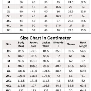 Op de afbeelding: Een tweedelige maattabel met afmetingen in inches en centimeters voor de maten XS tot 5XL. De kolommen bevatten lichaamsborstomvang, jasborstomvang, jastaille, schouderbreedte, mouwlengte en ruglengte. Rode tekst onderaan biedt contact.