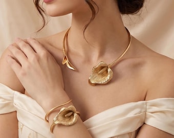 Halsband med choker och armband i guldfärgad kallalilja | Botaniska smycken
