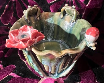 Adorable Vintage Mijolica frogs and flower planter