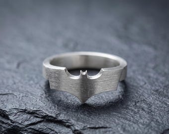 Anel do Batman, Prata de Lei 925, Aliança de Super-Herói, Anel Minimalista com Símbolo do Morcego, Anel Marcante Inspirado em Gotham, Presente Perfeito para Fãs de Quadrinhos