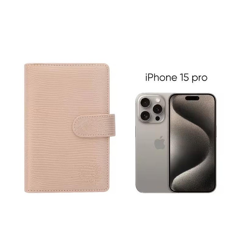 Pu&ograve; includere: Una custodia per telefono in pelle rosa chiaro, strutturata, con chiusura magnetica, accanto a un iPhone 15 Pro argentato. La custodia ha un motivo a pelle di rettile e un cinturino abbinato per chiuderla. Il telefono &egrave; mostrato da dietro e davanti.