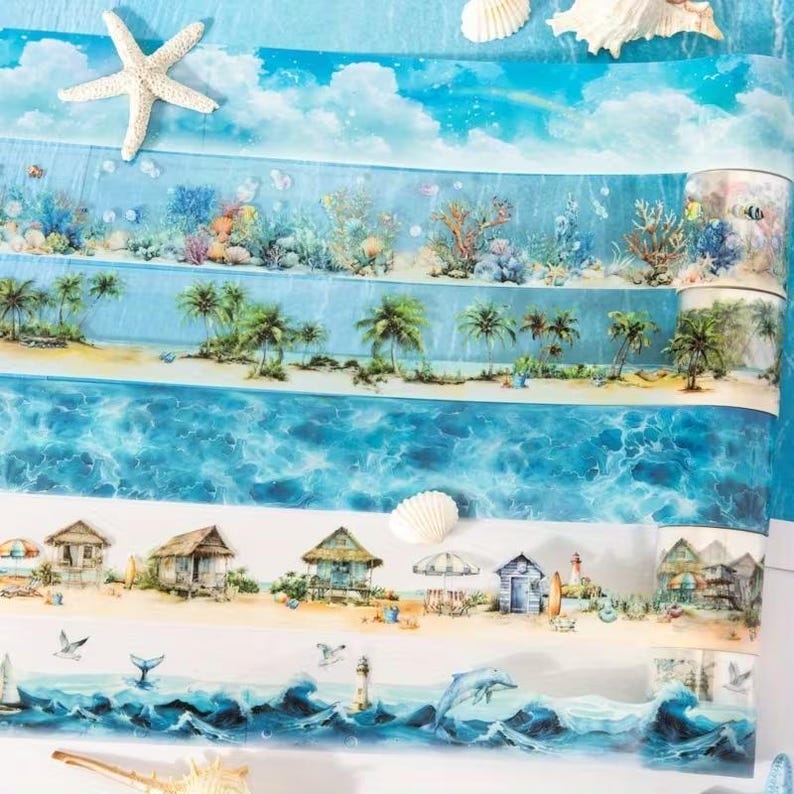 Op de afbeelding: Een rol decoratieve tape met meerdere horizontale stroken met kustthema's, waaronder een blauwe lucht met wolken, een onderwater koraalrif, een tropisch strand met palmbomen, oceaangolven, strandhuisjes en dolfijnen.