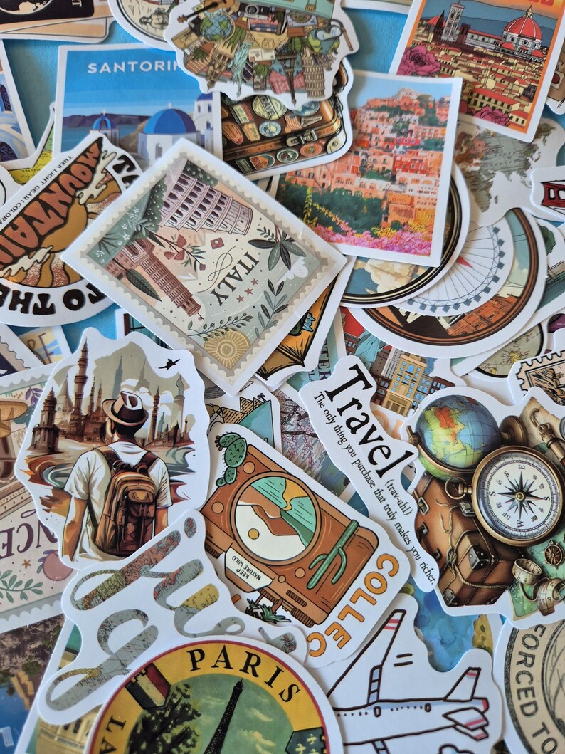 Puede incluir: Una colecci&oacute;n de pegatinas con tem&aacute;tica de viajes que presentan varios lugares emblem&aacute;ticos, mapas y frases relacionadas con los viajes. Las pegatinas muestran ilustraciones de Italia, Par&iacute;s, Santorini y otros destinos, con una mezcla de colores y dise&ntilde;os.