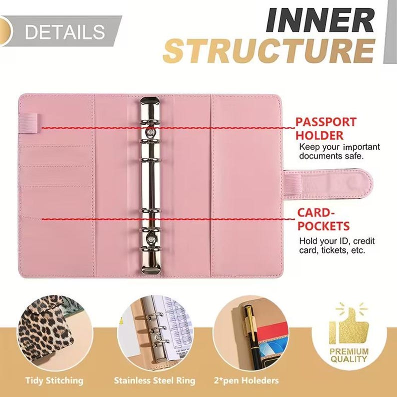 Op de afbeelding: Een roze binder met de tekst "INNER STRUCTURE" en "DETAILS". De binder heeft een paspoorthouder en kaartzakken. Extra functies zijn nette stiksels, een roestvrijstalen ring en twee penhouders.