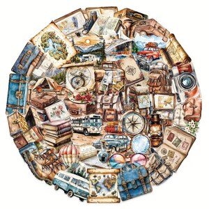 K&ouml;nnte beinhalten: Eine Collage von Illustrationen zum Thema Reisen, darunter Vintage-Koffer, Karten, Kompasse, Kameras und Fahrzeuge. Das Kunstwerk weist eine Vielzahl von Farben und Texturen auf und erzeugt ein nostalgisches und abenteuerliches Gef&uuml;hl. Das Bild ist kreisf&ouml;rmig angeordnet.
