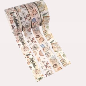 Pu&ograve; includere: Quattro rotoli di nastro adesivo decorativo con illustrazioni di ispirazione vintage. I disegni includono mappe, bussole, francobolli, libri aperti e paesaggi boschivi in tonalit&agrave; seppia su uno sfondo color crema chiaro.