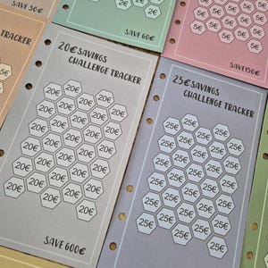 Pode incluir: Uma cole&ccedil;&atilde;o de rastreadores de desafios de poupan&ccedil;a coloridos com grades hexagonais. Cada rastreador foi projetado para ajudar a economizar dinheiro, com valores que variam de 30&euro; a 750&euro;. Os rastreadores s&atilde;o impressos em papel de v&aacute;rias cores pastel.