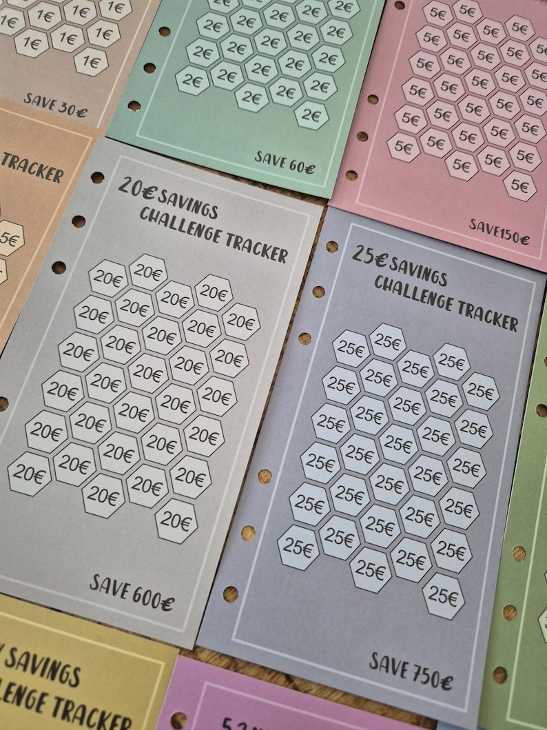 Pode incluir: Uma cole&ccedil;&atilde;o de rastreadores de desafios de poupan&ccedil;a coloridos com grades hexagonais. Cada rastreador foi projetado para ajudar a economizar dinheiro, com valores que variam de 30&euro; a 750&euro;. Os rastreadores s&atilde;o impressos em papel de v&aacute;rias cores pastel.