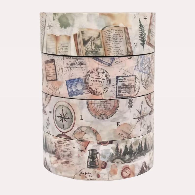 Pu&ograve; includere: Una pila di quattro rotoli di nastro adesivo decorativo con illustrazioni in stile vintage. I disegni includono libri aperti con barche a vela, francobolli, bussole, mappamondi, scrittura a mano, alberi di pino e una caffettiera.