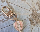 Sleutelhanger reisdagboek charm | journal binder hanger accessoire | vliegtuig koffer luchtballon wereldbol