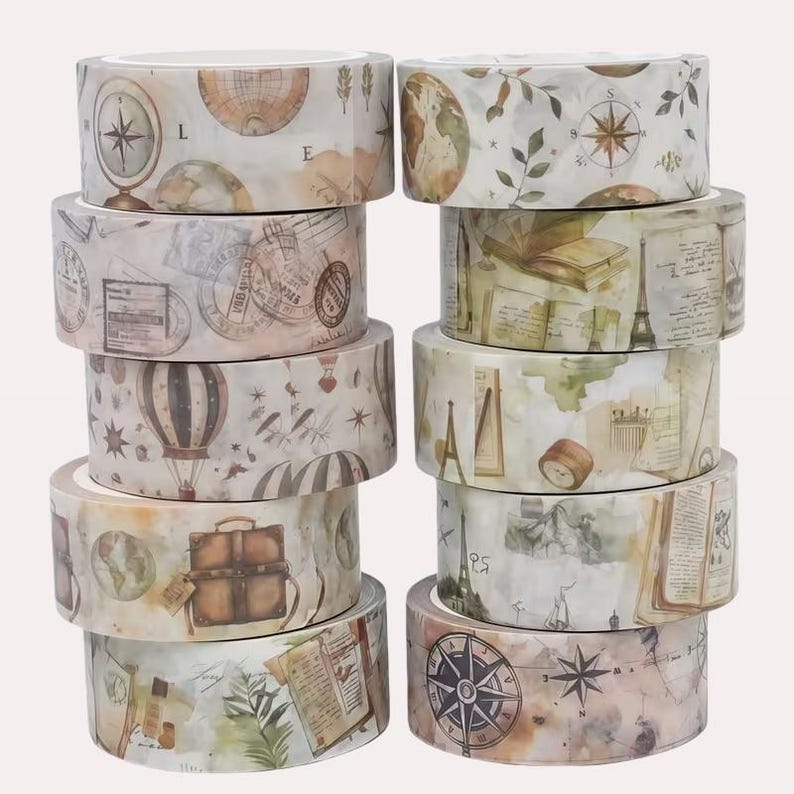 Puede incluir: Una pila de diez rollos de cinta adhesiva decorativa con ilustraciones de tem&aacute;tica de viajes vintage. Los dise&ntilde;os incluyen br&uacute;julas, globos terr&aacute;queos, globos aerost&aacute;ticos, maletas, libros antiguos, mapas y la Torre Eiffel en tonos tierra.