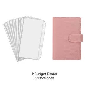 Pu&ograve; includere: Un raccoglitore rosa per budget con una superficie strutturata e una chiusura a scatto, accanto a una pila di buste di plastica trasparente. Il testo in basso recita "1xBudget Binder 8xEnvelopes."