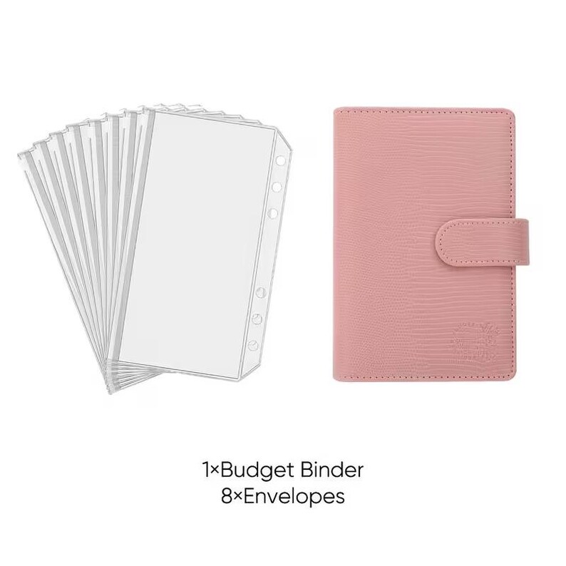 Pu&ograve; includere: Un raccoglitore rosa per budget con una superficie strutturata e una chiusura a scatto, accanto a una pila di buste di plastica trasparente. Il testo in basso recita "1xBudget Binder 8xEnvelopes."