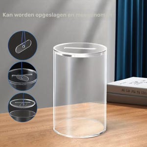 K&ouml;nnte beinhalten: Eine wei&szlig;e Keramik-Tasse mit schwarzem Henkel und dem Text "But First, Coffee" in fetter, schwarzer Schrift. Die Tasse steht vor einem verschwommenen Hintergrund. Die Tasse ist etwa 10 cm hoch.