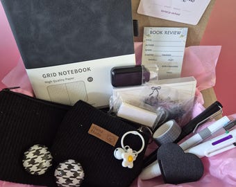 bookish bundles zwart wit: journaling cadeauset met A5 notitieboekje, pennenetui en portemonnee | 16-delig