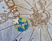 Sleutelhanger reisdagboek charm | journal binder hanger accessoire | vliegtuig koffer luchtballon wereldbol