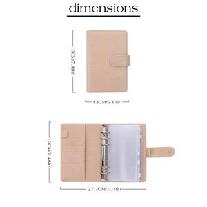Pu&ograve; includere: Agenda beige con chiusura a scatto, misura 19 cm di altezza e 13 cm di larghezza quando &egrave; chiusa. L'agenda aperta ha un raccoglitore ad anelli e fessure per carte, ed &egrave; larga 27,7 cm e alta 19 cm.