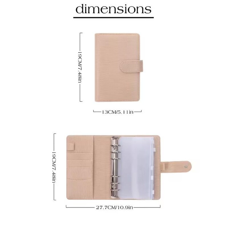 Pu&ograve; includere: Agenda beige con chiusura a scatto, misura 19 cm di altezza e 13 cm di larghezza quando &egrave; chiusa. L'agenda aperta ha un raccoglitore ad anelli e fessure per carte, ed &egrave; larga 27,7 cm e alta 19 cm.