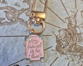 Sleutelhanger reisdagboek charm | journal binder hanger accessoire | vliegtuig koffer luchtballon wereldbol