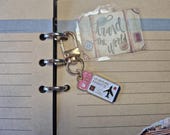 Sleutelhanger reisdagboek charm | journal binder hanger accessoire | vliegtuig koffer luchtballon wereldbol